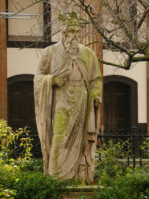 trinity church square statue, london