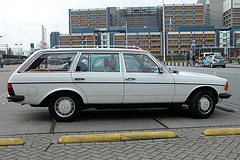 The mad W123 spotter strikes again: 1982 Mercedes-Benz 240 TD