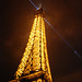 Le phare parisien dans la nuit