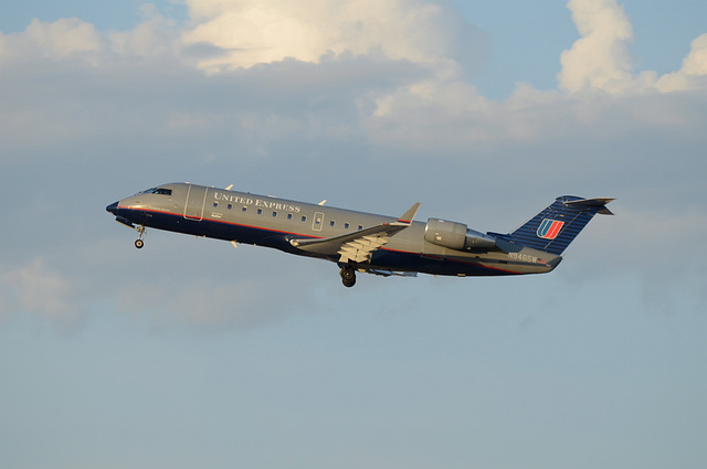 United Airlines Canadair CL-600 N946SW