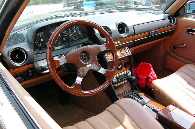 More fancy Mercedes W123 dashboard