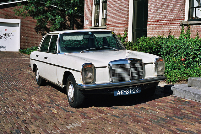 Daily Merc spots: 1972 Mercedes-Benz 250 automatic