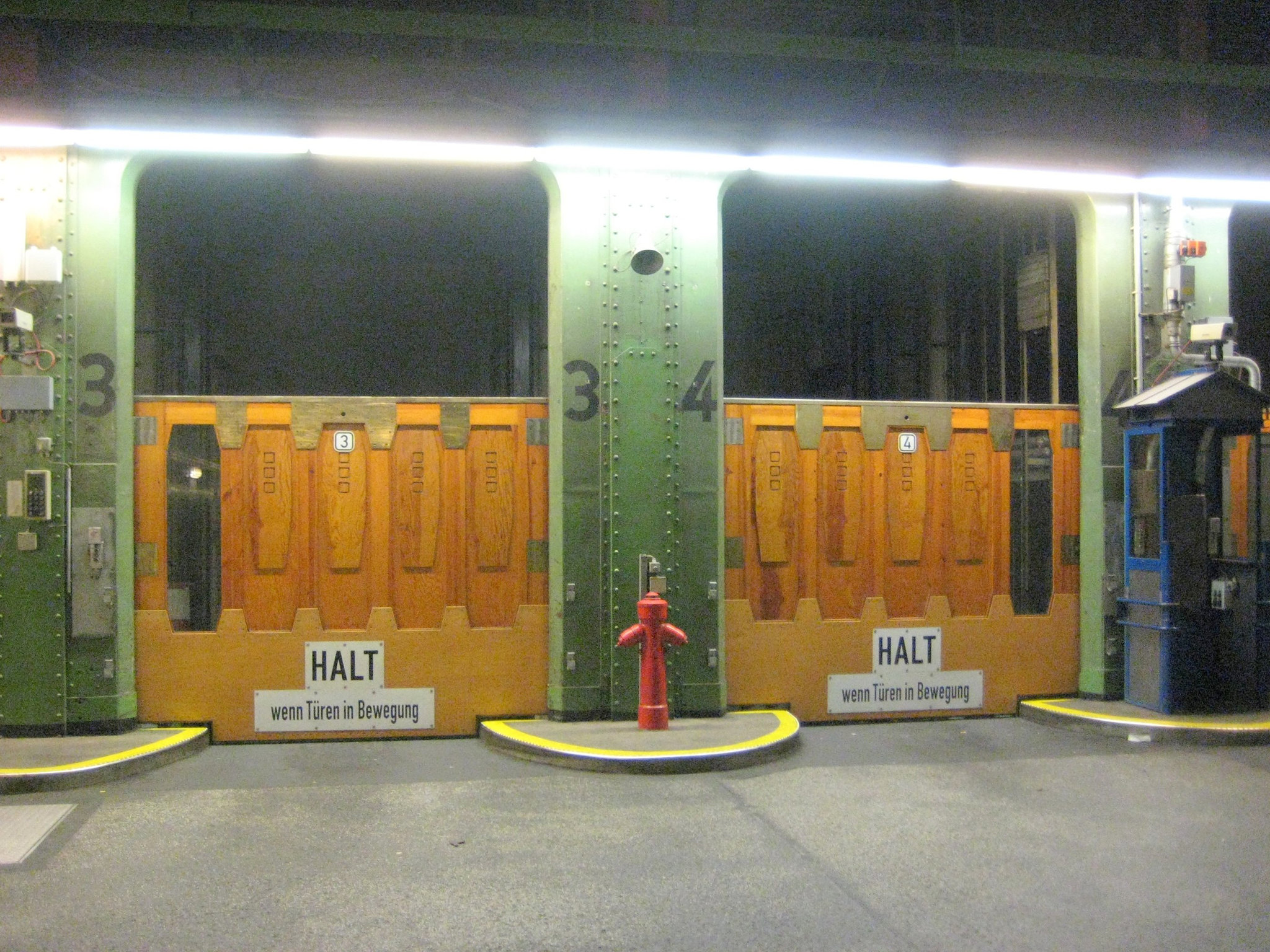 Alter Elbtunnel, Aufzug für Autos