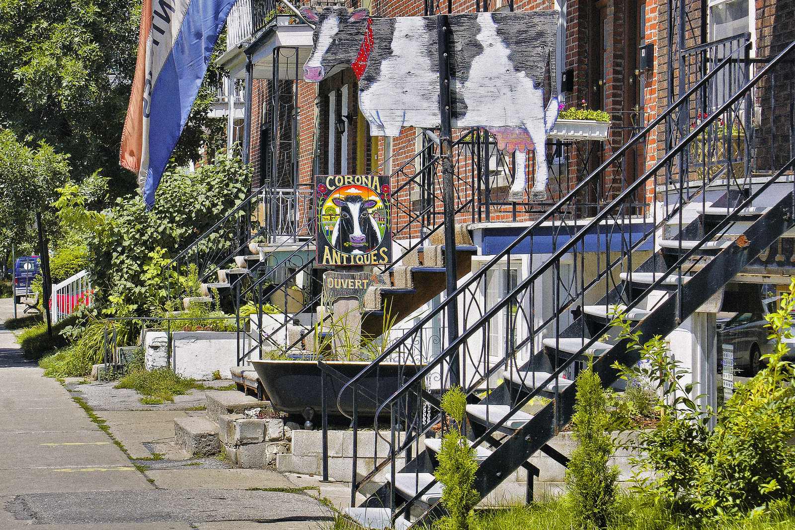 Corona Antiques – Décarie Boulevard, Montréal, Québec,