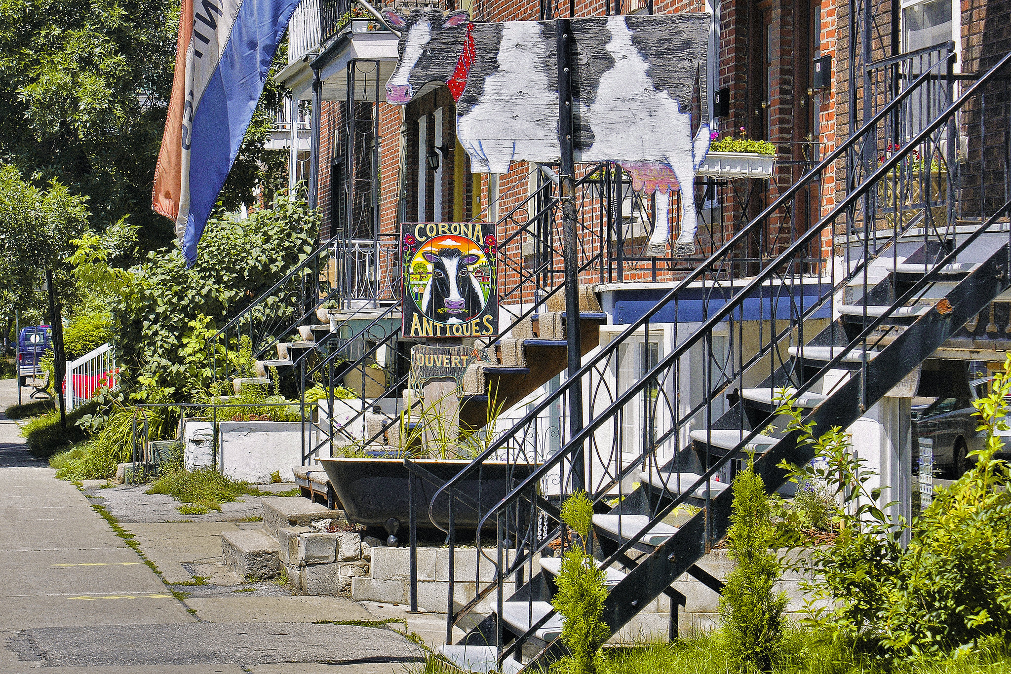 Corona Antiques – Décarie Boulevard, Montréal, Québec,
