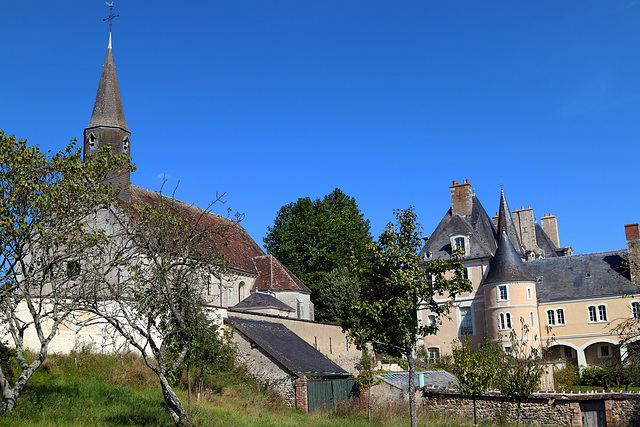 Château privé de Moléans surplombant la Vallée de la Conie .