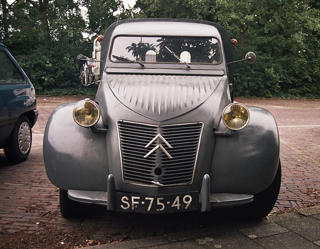 I discovered a small collection of old French cars: 1960 Citroën AZU