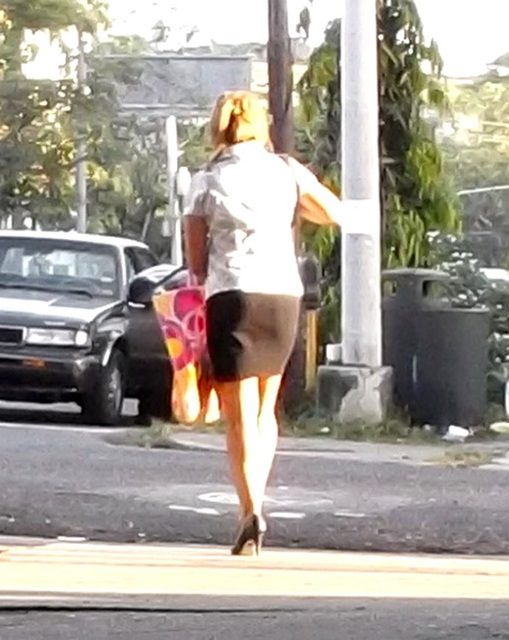Panamian girl in short skirt and high heels / Panaméenne sexy en jupe courte et talons hauts - Recadrage