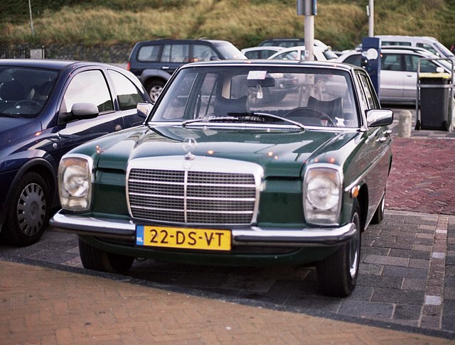 Merc spots: 1974 Mercedes-Benz 200D