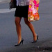 Panamian girl in short skirt and high heels / Panaméenne sexy en jupe courte et talons hauts - Recadrage.