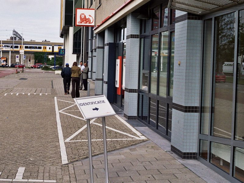 The new Dutch Identification Law in action: sign to identify yourself at the bank