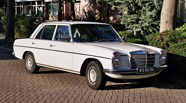 Merc spots: 1976 Mercedes-Benz 230.4