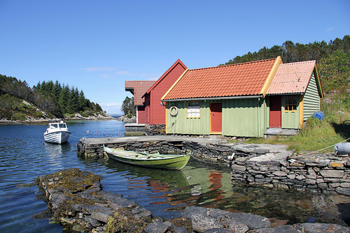 Fargerike naust på Hjelme