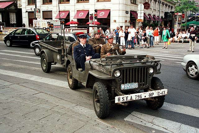 Die Vier im Jeep