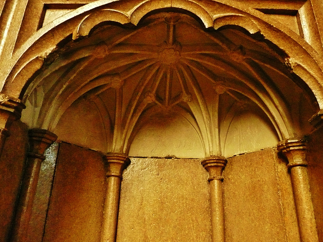 canterbury cathedral,archbishop sudbury's tomb of 1381, one of the niches of the tomb chest