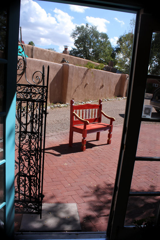Beckoning bench