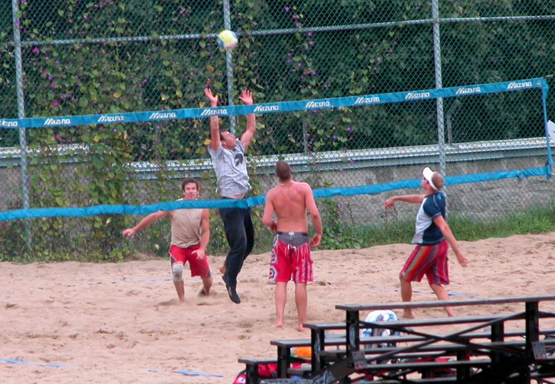 Volleybal: door twee ploegen van zes spelers, gespeeld balspel waarmee sommige mensen zich vermaken, bestaande in het heen en weer slaan van een bal over een net.