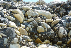 Nerja  y sus grandes rocas formadas de piedras pequeñas