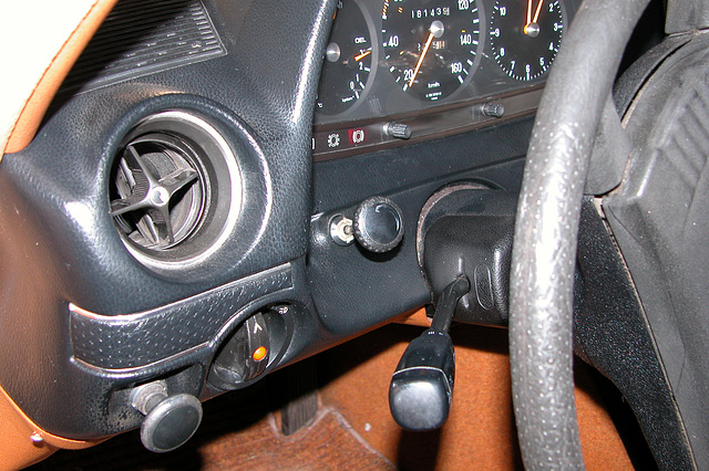 Knob for starting a Mercedes-Benz 220 D (W123)