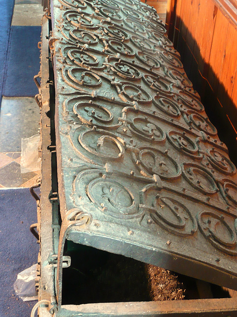 st.james, icklingham,this famous chest, which resided temporarily in the other church in the village when the tower of st.james collapsed, dates from the early c14, and has wonderful ironwork. inside 