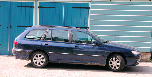 Something blue: Peugeot 406 break