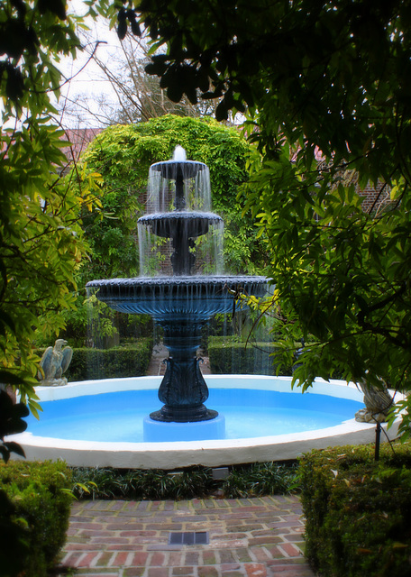 Fountain, Calhoun Mansion