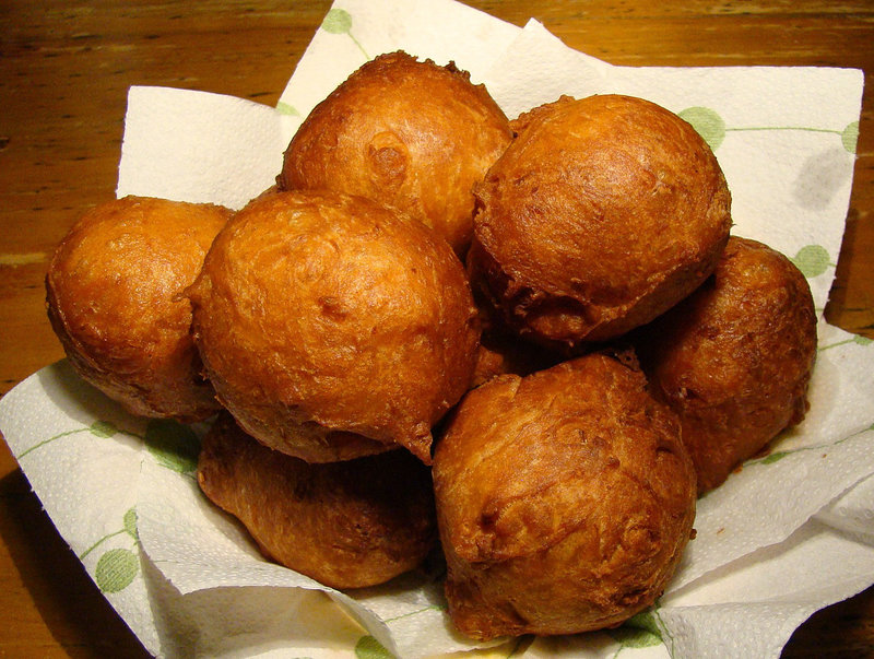 Vandaag proefbakken met oliebollen met pindakaas en sambal! Komende dagen dompel ik onder in oliebollen bakken  en verschillende feestjes vieren.  Iedereen fijne jaarwisseling alvast en tot volgend jaar!!