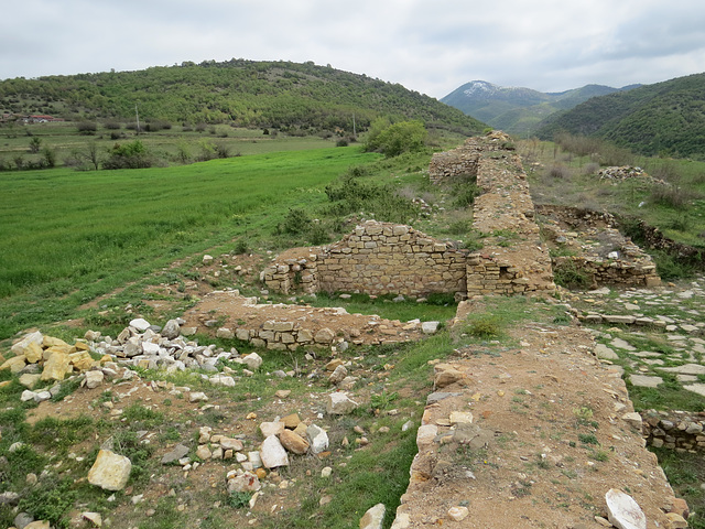 Bargala : rempart et porte nord.