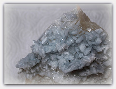 Baryte bleue d'Espagne sur Calcite
