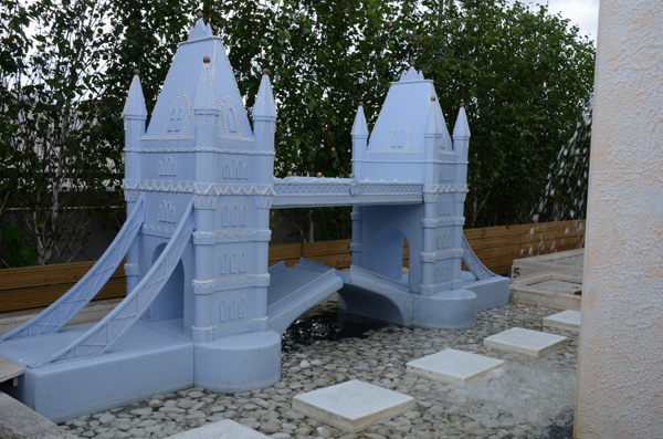 Crazy golf at Tower Bridge