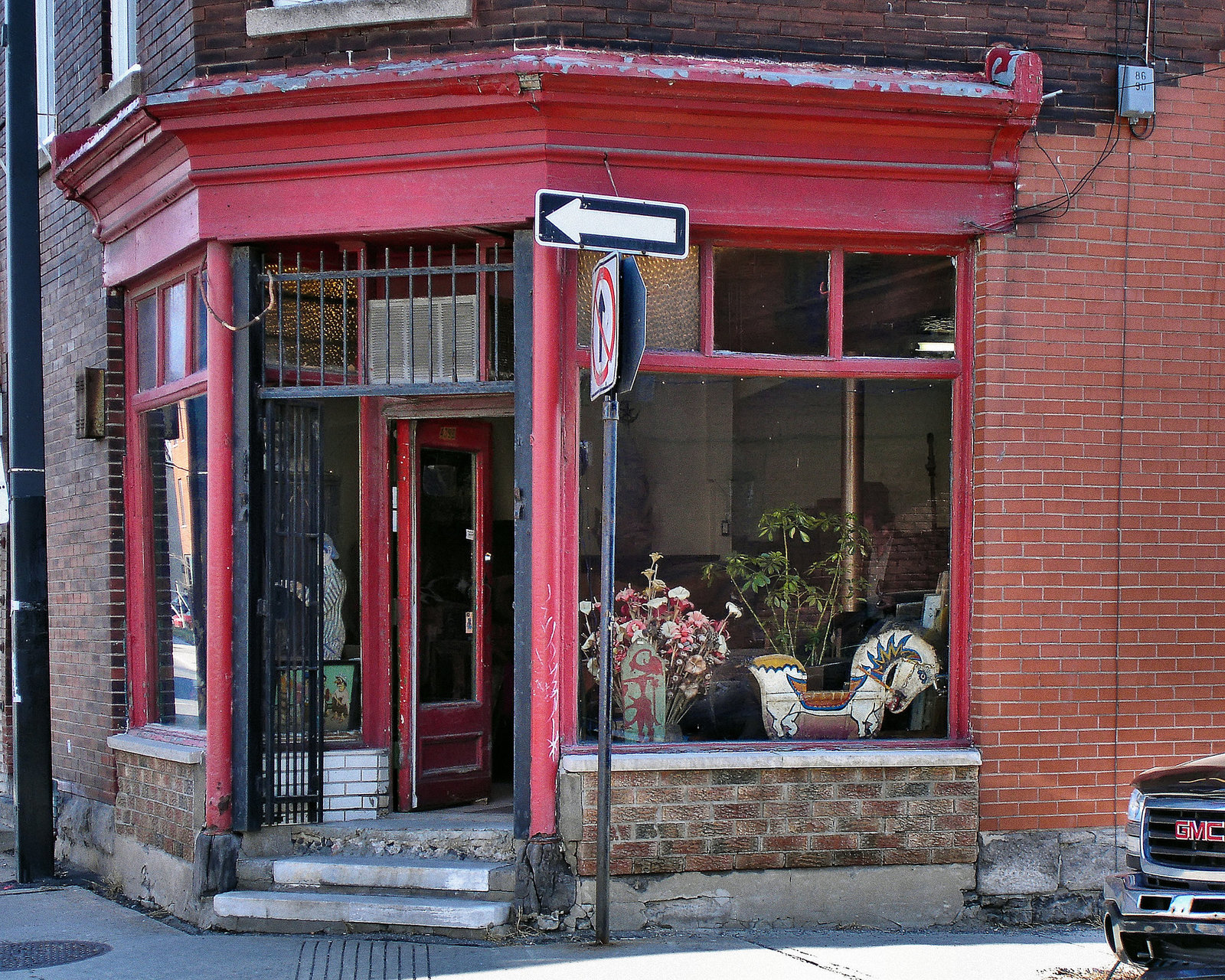 Artisanat Jean-Paul – Notre-Dame Street, Saint-Henri, Montréal, Québec