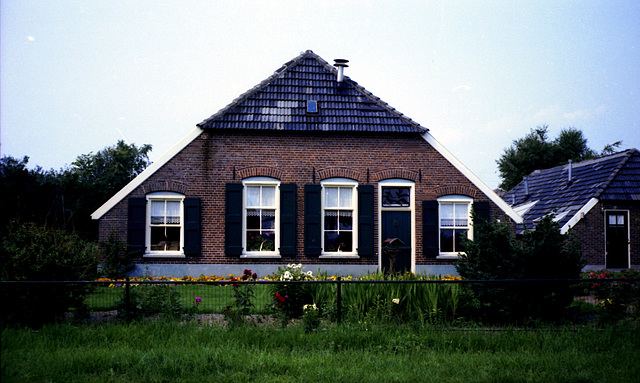 A picture of 30 years ago of the house of grandparents where they lived after their retirement