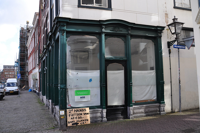 Corner of the Vrouwensteeg (Alley of Our Lady) and Aalmarkt (Eel Market)