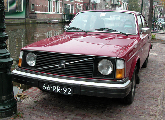 Car spotting: 1977 Volvo 242 DL