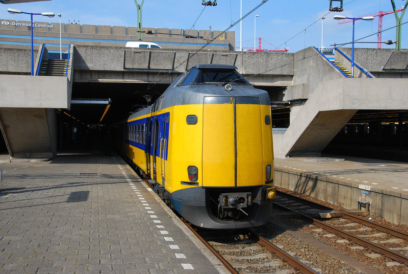 EMU 4072 poking out of The Hague Central Station