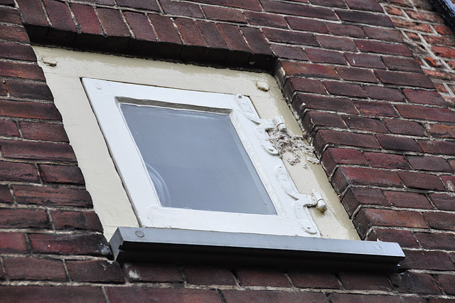 Nice window furniture in the Arend Roelandsteeg (Arend Roeland Alley)