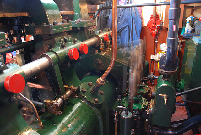 A trip with the steam tug Adelaar: Steam engine at work