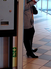 Pause traversier / Ferry break - Séduisante jeune Dame en bottes de cuir à talons hauts / Cute Lady in High-heeled boots - 25-10-2008.