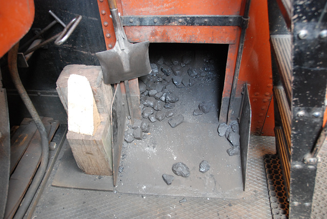 A trip with the steam tug Adelaar: coal for the fire