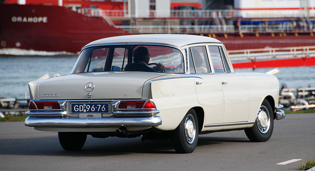 Autumn Mercedes meeting – Heckflossen: 1961 Mercedes-Benz 220 S