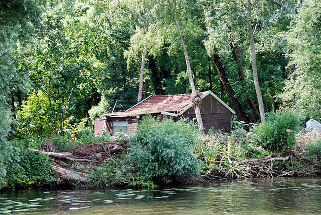 A trip with the steam tug Adelaar: house of the indigenous population living along the Vecht