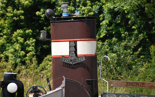 A trip with the steam tug Adelaar: The funnel of the Dickie with Kromhout badge