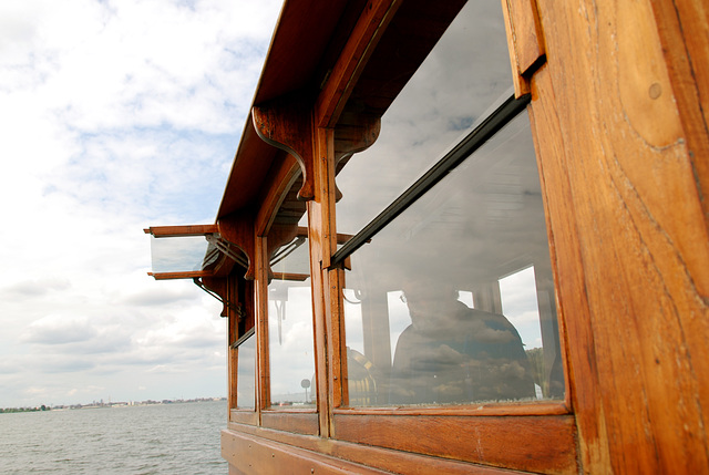 A trip with the steam tug Adelaar: the bridge