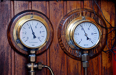 A trip with steam tug Adelaar: Steam gauges of the Adelaar