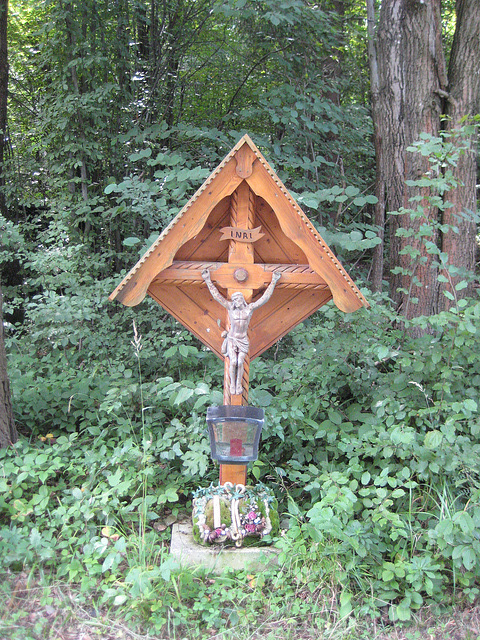 Klausen-Leopoldsdorf, Wegkreuz an der Straße nach Hochstraß