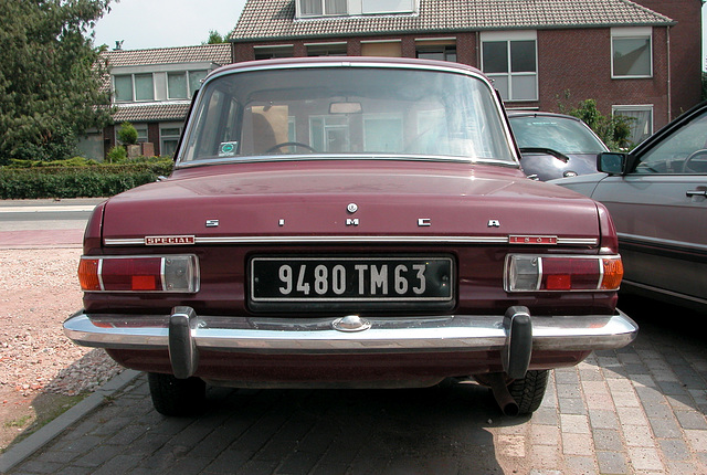 Holiday day one: Simca 1501 at a garage