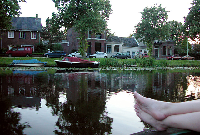 Boating in Leiden: a picture for feet lovers