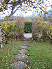 Der Ausgang vom Garten im Herbst