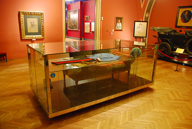 Heeresgeschichtliches Museum – The clothes of Franz Ferdinand and the chaise longue on which he bled to death