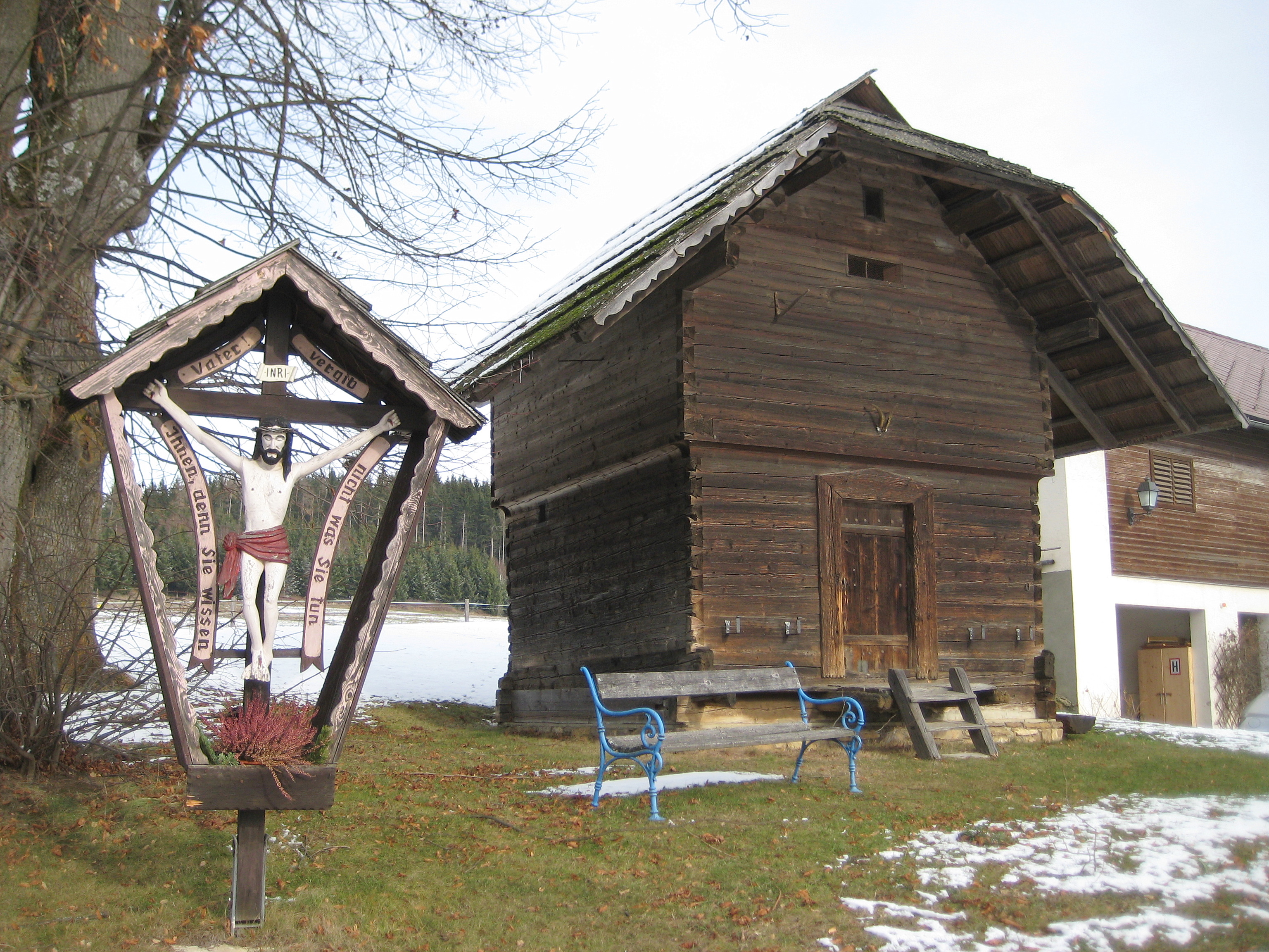 Wegkreuz und Troatkasten in Eggen